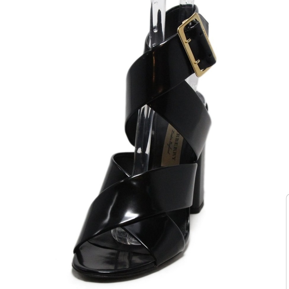New never worn Burberry black patent leather heels